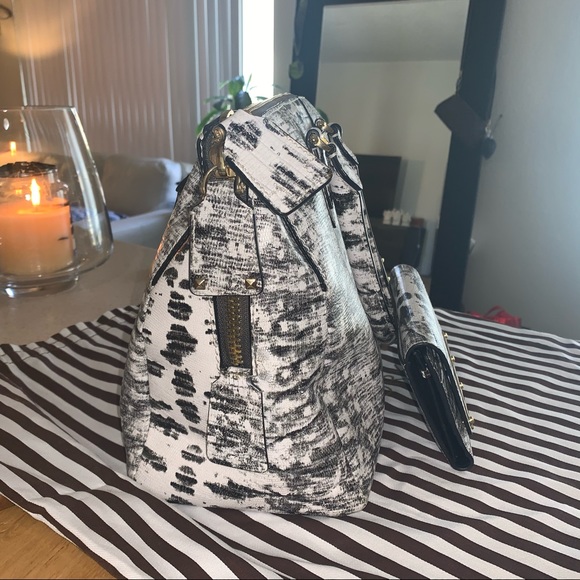 The CARLYLE LG satchel with matching wallet - Picture 3 of 12